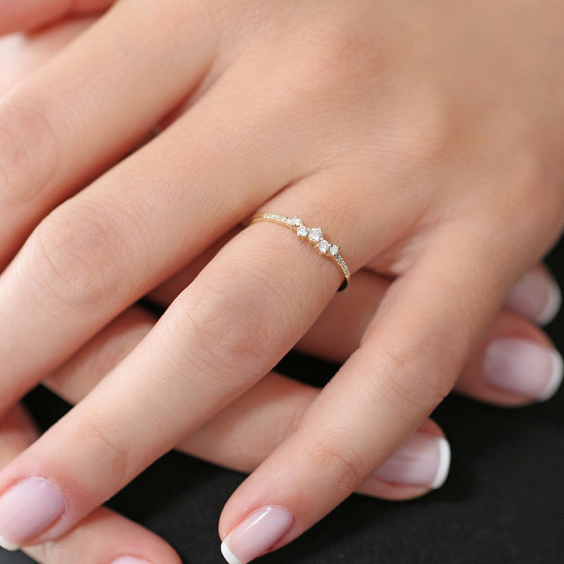 VALENTINA • Zackenförmiger Ring mit Moissanitbesatz