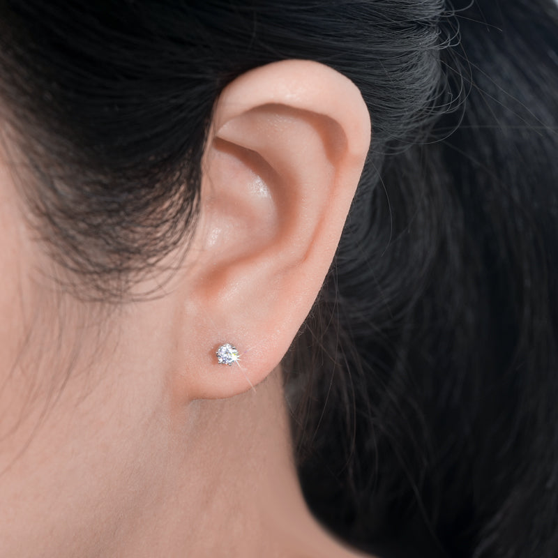 LUCIENNE • Zarte Ohrstecker mit strahlendem Moissanit
