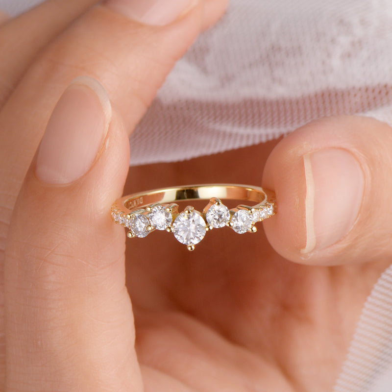 VALENTINA • Zackenförmiger Ring mit Moissanitbesatz