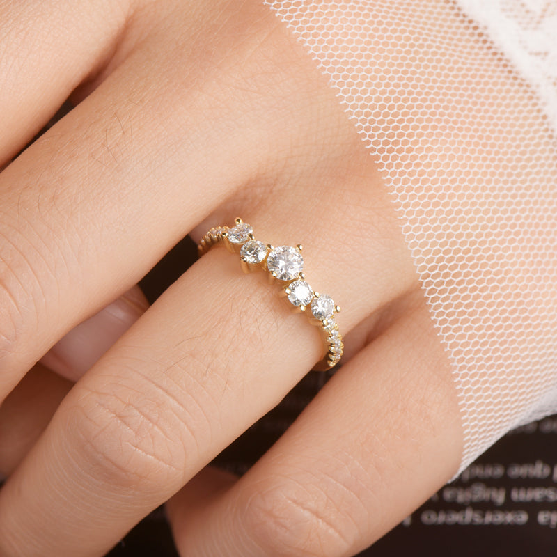VALENTINA • Zackenförmiger Ring mit Moissanitbesatz