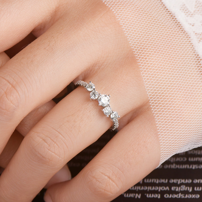 VALENTINA • Zackenförmiger Ring mit Moissanitbesatz