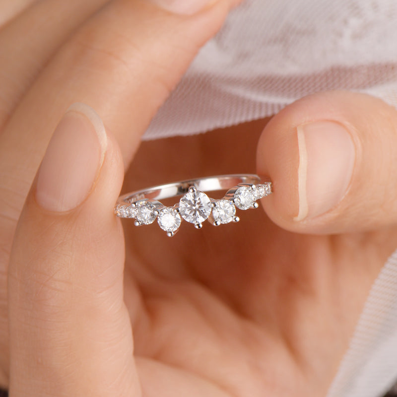 VALENTINA • Zackenförmiger Ring mit Moissanitbesatz
